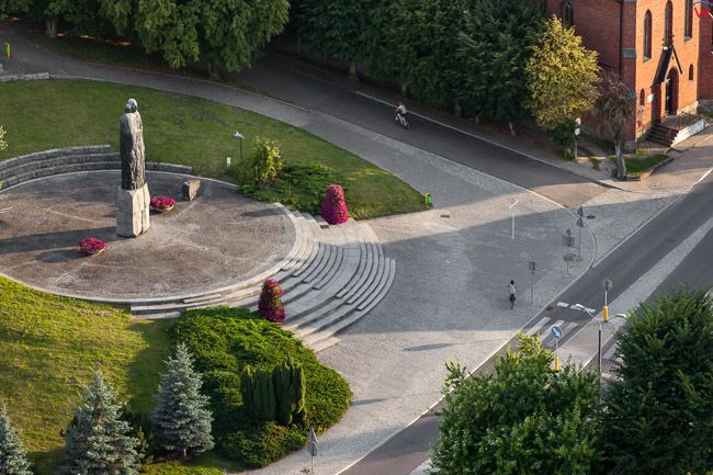 Frombork, Pomnik Mikolaja Kopernika przy Wzgorzu Katedralnym. EU, PL, Warm-Maz. Lotnicze.